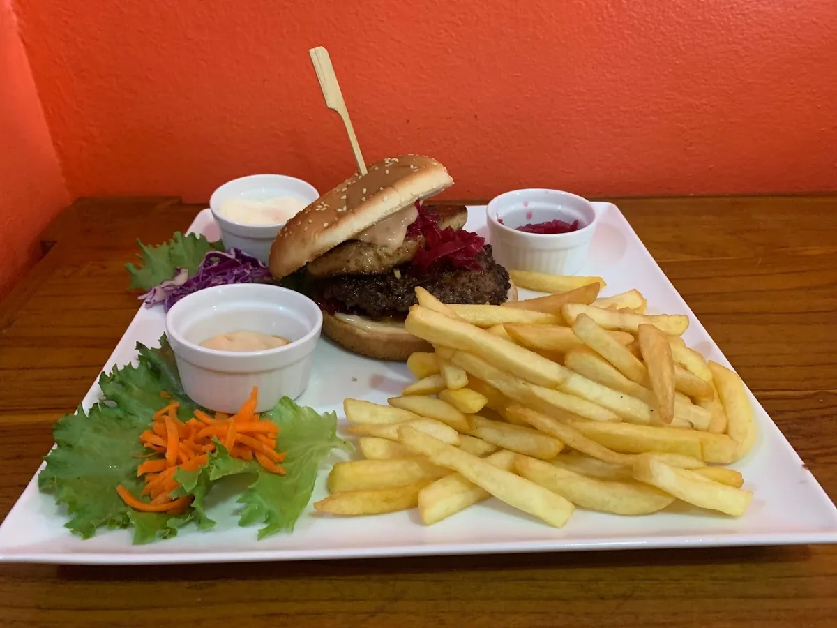 Burger maison, oignons rouges confits, frites