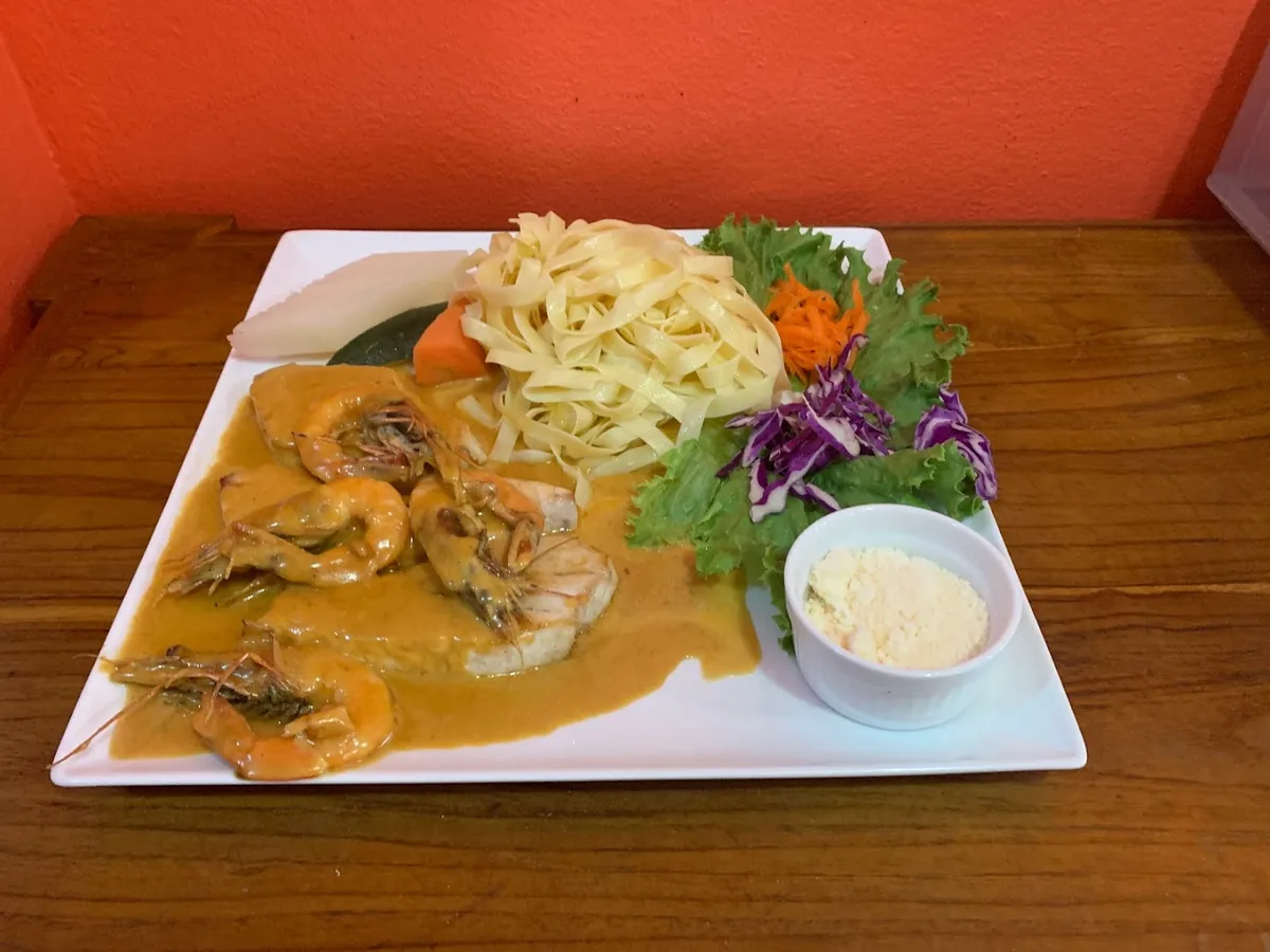 Gambas flambées sauce armoricaine, tagliatelles fraîches