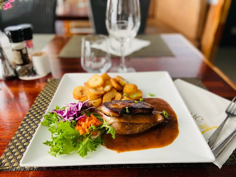 Jarret d'agneau braisé, sauce ambrée, gratin et salade