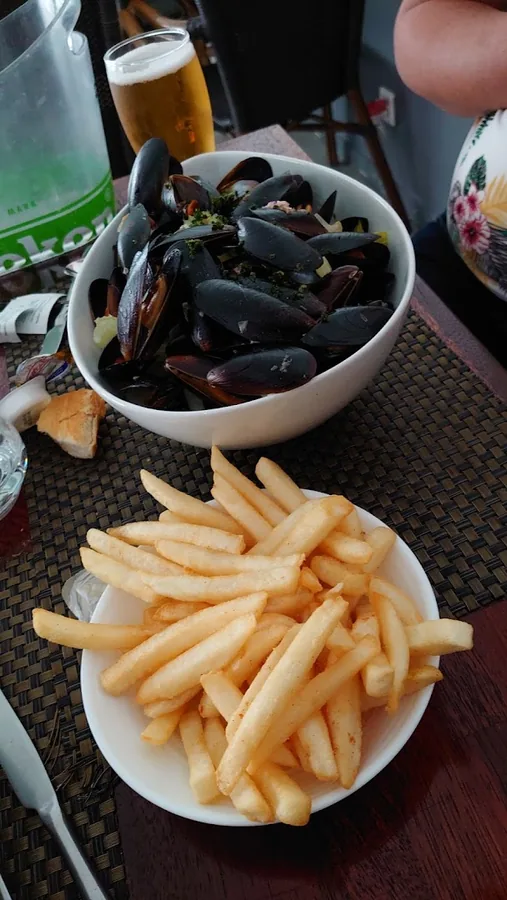Moules marinière en cocotte, frites dorées et bière fraîche