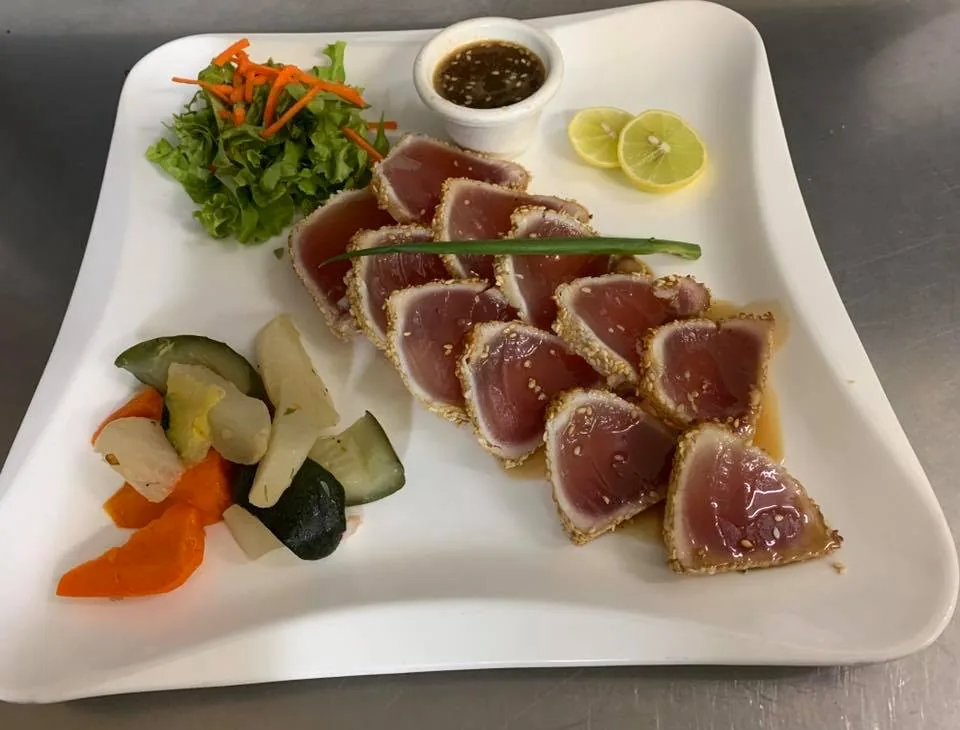 Salade gourmande au magret de canard, œuf, tomates, olives
