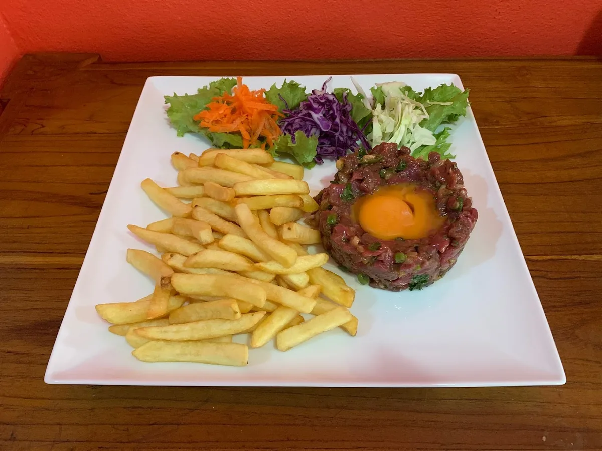 Tartare de bœuf coupé au couteau, jaune d'œuf, frites maison